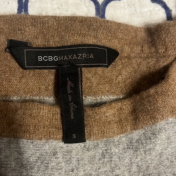 BCBG super soft and sexy small sweater - Picture 4 of 9